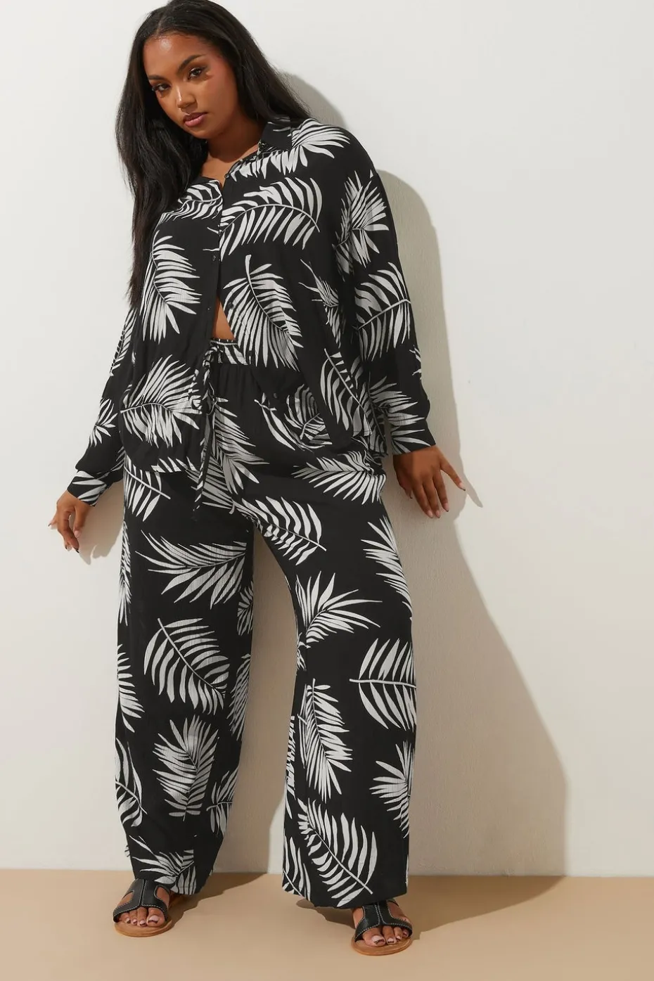 Yours Curve Black & White Palm Print Crinkle Shirt