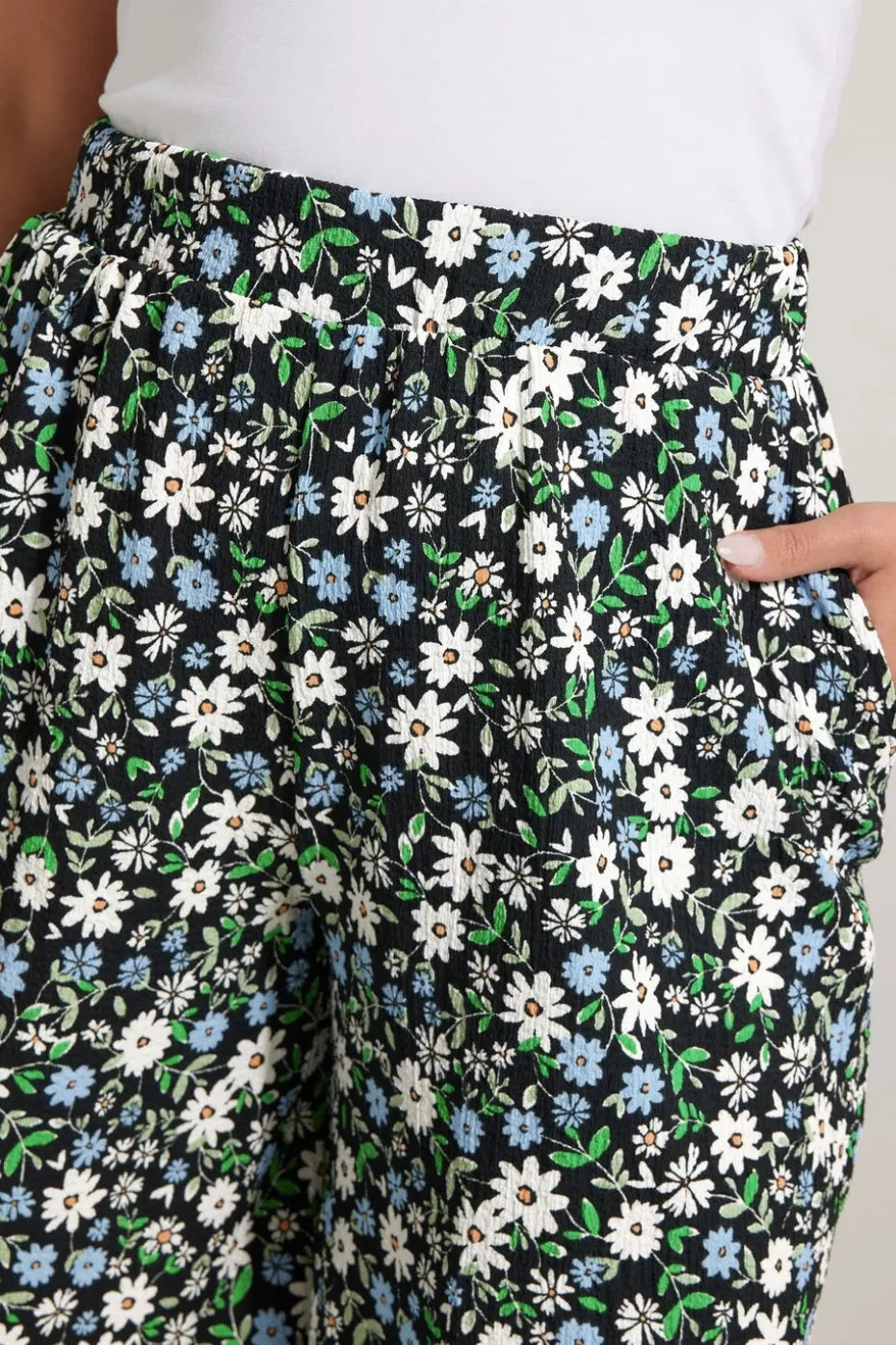Yours Curve Black Ditsy Floral Textured Shorts